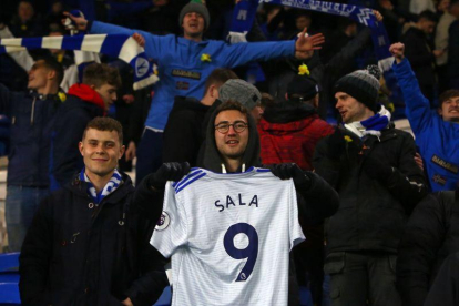 Aficionados del Cardiff con la camiseta de Sala, que nunca ha llegado a vestir.
