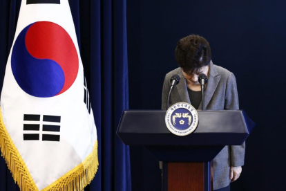 La presidenta de Corea del Sur, Park Geun-hye, hace una reverencia mientras tras anunciar su disposición a dimitir.