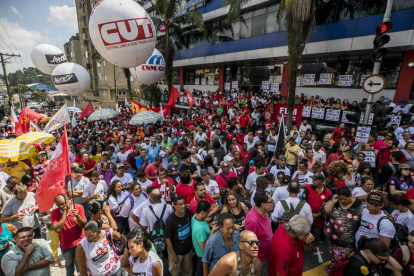 Los simpatizantes de Lula junto al sindicato en el que está. M. CHELLO