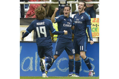 El delantero del Real Madrid Gareth Bale (d) celebra con sus compañeros el gol marcado ante el Rayo Vallecano