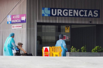 Un hombre en silla de ruedas accede a las Urgencias del Hospital Clínico de Valladolid. R. GARCÍA