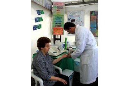 Un farmacéutico realiza un control de diabetes a una mujer