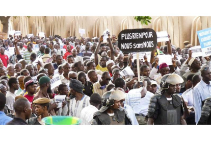 Malienses muestran su apoyo a los líderes del golpe de estado en Bamako, en una foto de archivo.