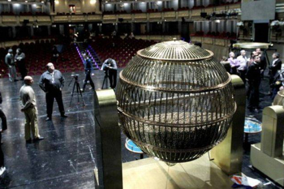 Los bombos de la Lotería de Navidad, instalados este sábado en Teatro Real de Madrid.