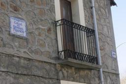 Una calle de Sabero en 2006 con dos nombres, uno dedicado a Franco y otra al 10 de enero.