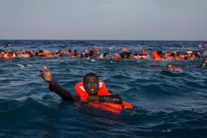 Refugiados e inmigrantes nadan y piden ayuda cerca de Lampedusa.