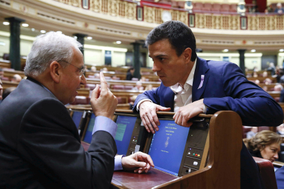 Alfonso Guerra conversa con Pedro Sánchez en una imagen de archivo. KIKE HUESCA / EFE