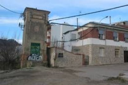 La puerta del edificio de contadores del alumbrado público se encuentra cubierta por un grafito