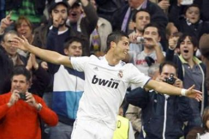 Cristiano Ronaldo celebra el segundo gol que marcó al Racing de Santander.