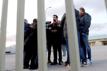 El presidente del Parlamento de Cataluña, Roger Torrent, atiende a los medios a su salida de la prisión de Soto del Real. JUAN CARLOS HIDALGO