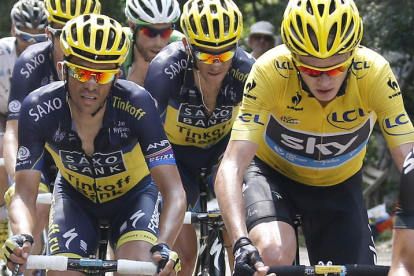 Alberto Contador y Chris Froome, en primer plano, durante la última etapa del Tour de Francia.