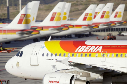 Imagen de archivo de aviones de Iberia, una de las aerolíneas que forman parte del grupo empresarial IAG