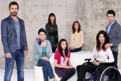 Santi Millán, primero de la izquierda, junto al elenco de la serie de Telecinco ‘Frágiles’.