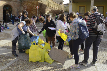 Los jóvenes llenaron bolsas y bolsas de basura para su posterior reciclaje. ACACIO