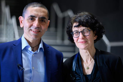 Los doctores Ugur Sahin y Özlem Türeci, que junto a otros cinco investigadores desarrollaron las vacunas. BERND VON JUTRCZENKA