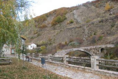 Vegacervera. Puente medieval. Esta tierra «llegó a tener privilegio real concedido por Alfonso