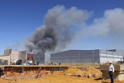 El incendio declarado en Villadangos del Páramo era visible desde el polígono.