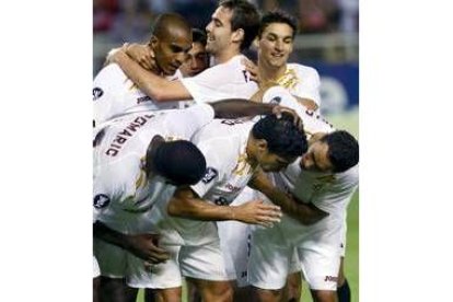 Renato, con una hemorragia nasal, es atendido tras festejar su gol
