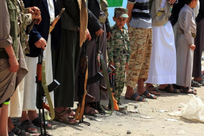 Un niño yemení participa en una marcha junto a varios rebeldes huties para reclutar más efectivos para defender el frente de Hodeida.
