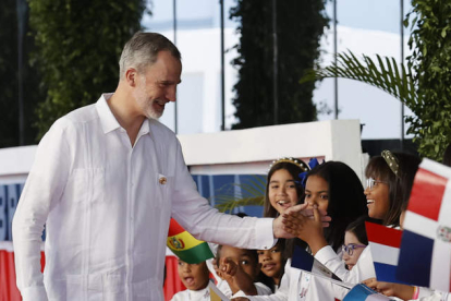 El rey saluda a niños a su llegada a la XXVIII Cumbre Iberoamericana de Jefes de Estado y de Gobierno, en Santo Domingo. MAURICIO DUENAS CASTANEDA