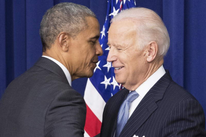 Joe Biden junto a Barak Obama en un acto de las primarias. MICHAEL REYNOLDS