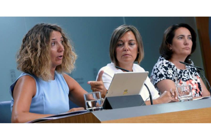 Las consejeras de Familia y de Cultura; Alicia García y María Josefa García Cirac, junto a la portavoz y consejera de Agricultura, Milagros Marcos, durante la rueda de prensa posterior a la reunión del Consejo de Gobierno.