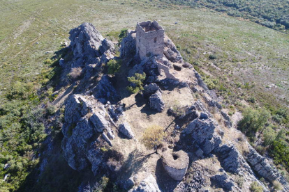 El castillo Casa de la Peña. La foto aérea, tomada con un dron, permite localizar la torre del homenaje, el aljibe redondeado y los lienzos de la muralla que aún se conservan. GEOBIT SL/ HERMINIO DIOS