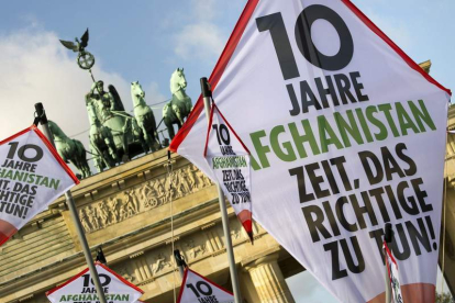 Una cometa en Berlín hace referencia a los 10 años de la intervención militar en Afganistán.