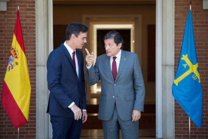 El presidente asturiano, Javier Fernández, junto a Pedro Sánchez, ayer en La Moncloa