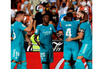 Benzema culminó la remontada del Madrid en Mestalla tras una asistencia de Vinicius, que había hecho el empate minutos antes. K. F.