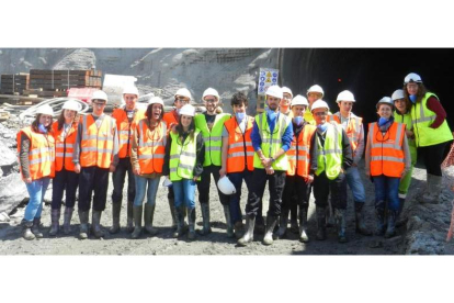 Los alumnos del grado de Ingeniería Minera durante su visita a las obras del túnel en Orense.