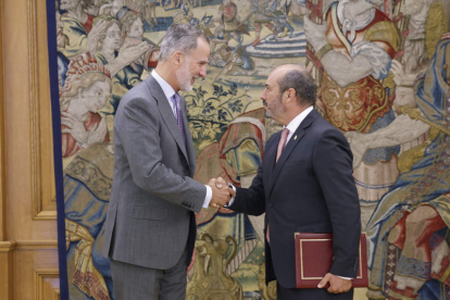 El rey junto al presidente del Senado, el popular Pedro Rollán. CHEMA MOYA