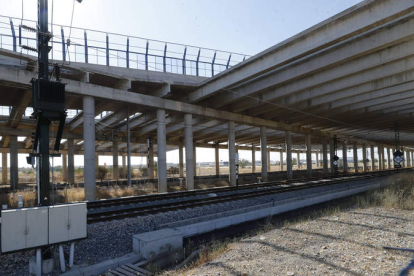 Estructura ferroviaria para salvar la vía de alta velocidad en Torneros. RAMIRO