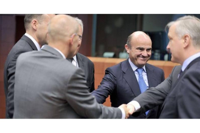 De Guindos saluda a otros ministros de Economía de la UE.