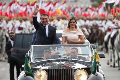 Bolsonaro y su esposa se dirigen al Parlamento de Brasil.