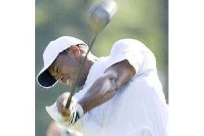 El estadounidense Tiger Woods ayer, ultimaba su preparación