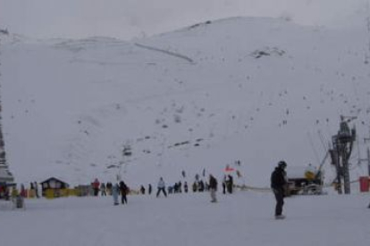 Esquiadores y amantes del «snowboard» disfrutan del primer fin de semana de la temporada