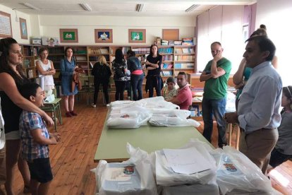 Un momento de la entrega de los libros a los alumnos. PLANILLO