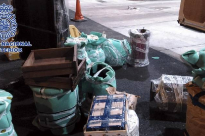 Fotografía facilitada por la Policía Nacional que ha desarticulado una organización acusada de introducir en España 1.966 kilos de hachís ocultos en vehículos de transporte de muebles.