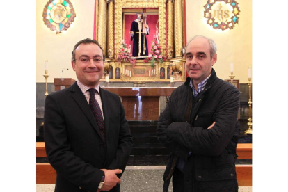 Fernando Salguero y José Manuel de Luis, ayer, en la capilla de Santa Nonia.