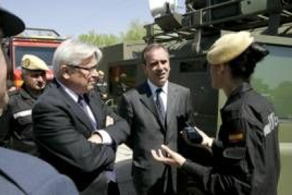 Alonso y Clos conversan con una militar tras la firma del convenio, ayer, en Torrejón de Ardoz