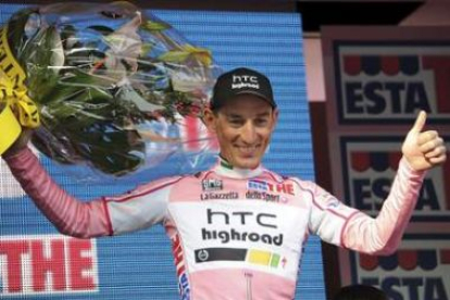 Marco Pinotti lo celebra en el podio tras conseguir la primera maglia rosa del Giro 2011.