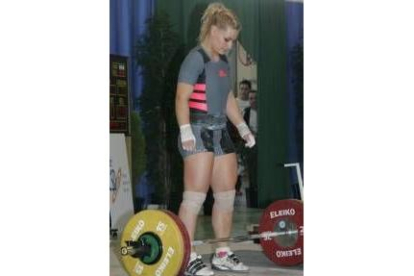 Lidia Valentín se prepara antes de levantar en una competición