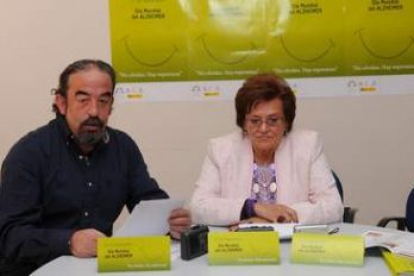 Guillermo Cuesta y Mercedes García, ayer en la unidad de memoria de la asociación.