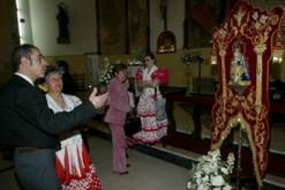 La iglesia de Santiago Apóstol acogió la bendición del estandarte