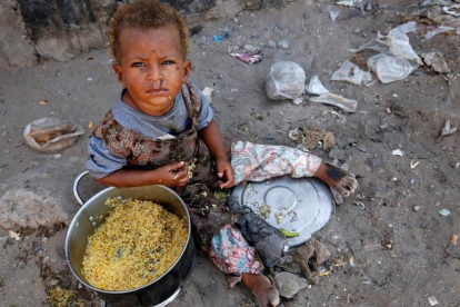 Una niña desplazada por la guerra en una barriada de la ciudad portuaria de Hodeida, en el Yemen.