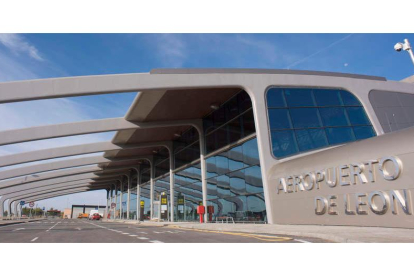 El aeropuerto de León sigue sin remontar el vuelo