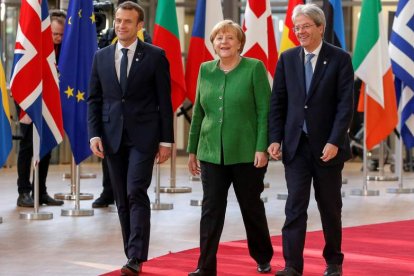 El presidente galo, Emmanuel Macron; Angela Merkel, y el primer ministro italiano, Gentiloni. WARNAND