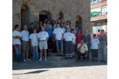 La presidenta, con gafas de sol, con los voluntarios de Fabero