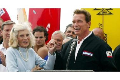 Eunice Kennedy y su yerno, Arnold Schwarzenegger, en un acto electoral.